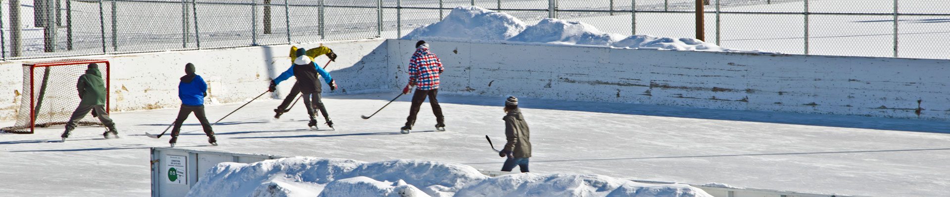 Photo d'une patinoire extérieure avec des joueurs de hockey