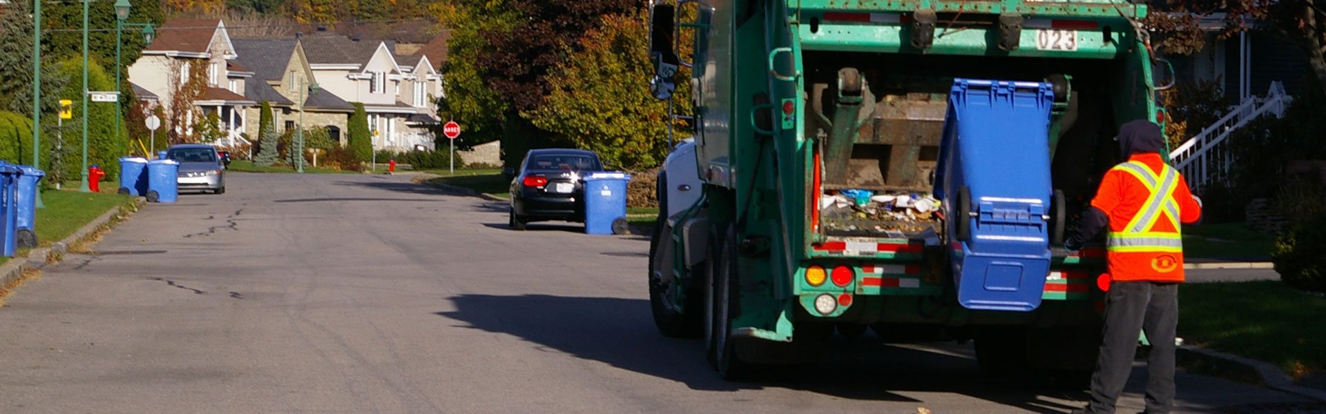 Photo d'un camion de collecte de matières recyclables et d'un éboueur