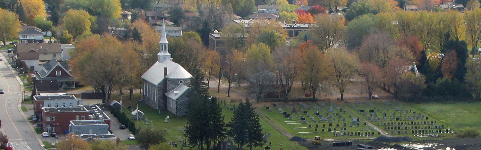 Vue aérienne de l'église et du cimetière